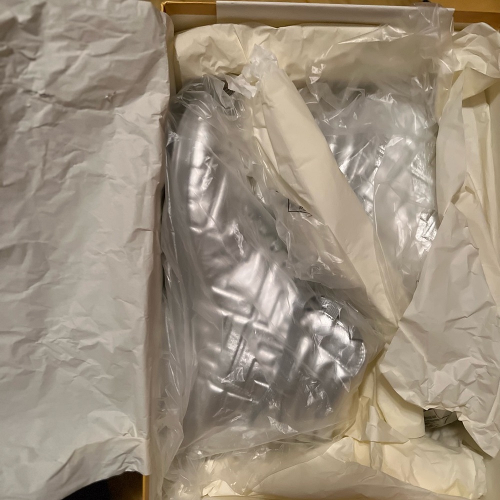 BRAND NEW FENDI SNEAKERS - Picture 4 of 6